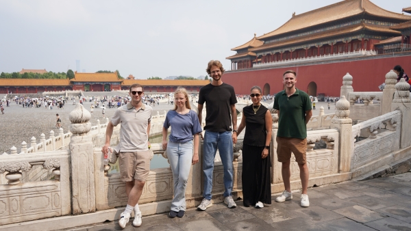 v.l.n.r.: Theo Albert Götze, Jana Reischl, Andreas Stettin, Soundos Saidi (Studierende) und Michael Nowak (Huawei Austria) in der Verbotenen Stadt in Peking